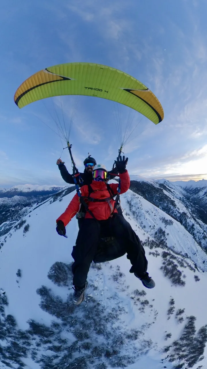 Vuelo en parapente biplaza sobre el Cerro Catedral nevado, Bariloche